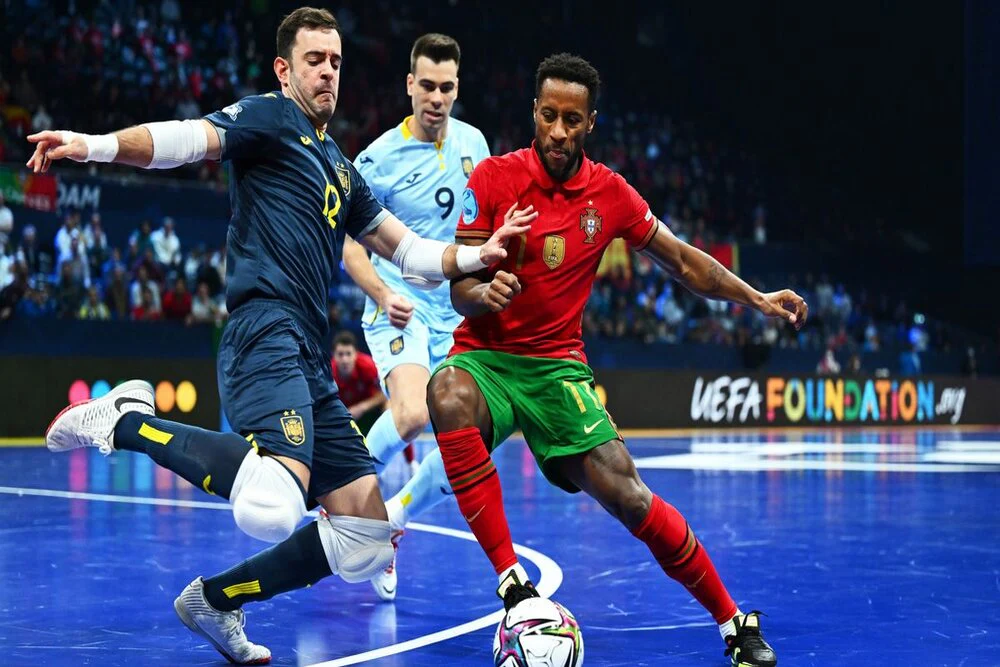 从手足无措到游刃有余，齐达内在公园学着踢毽子